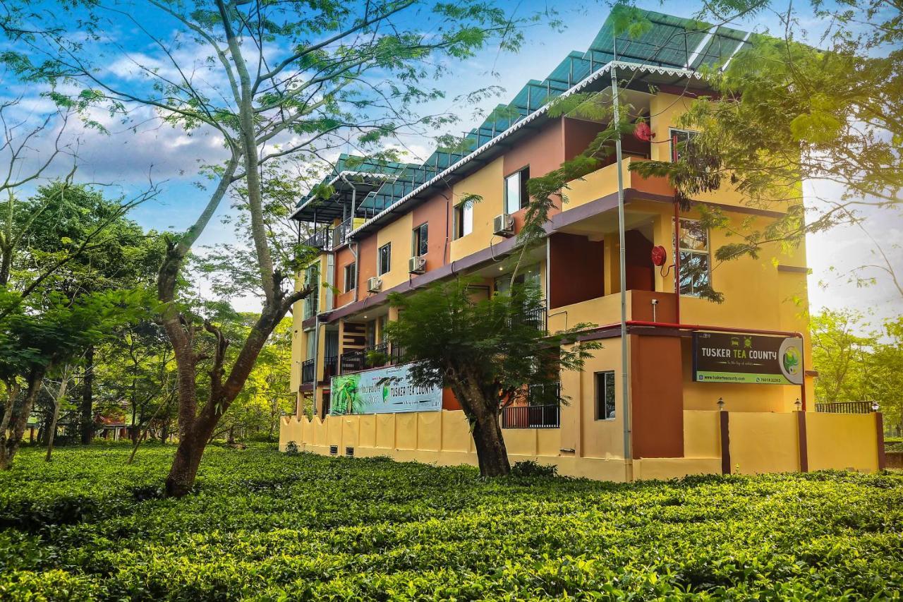 Tusker Tea County Hotel Chālsa Exterior foto